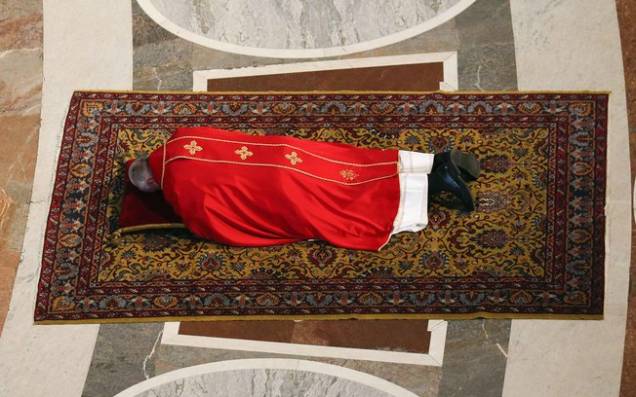 O sarcedote participou do rito tradicional da Sexta-feira Santa na Basílica de São Pedro, no Vaticano O sarcedote participou do rito tradicional da Sexta-feira Santa na Basílica de São Pedro, no Vaticano