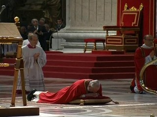 Papa Francisco deita no chão em oração pela humanidade Papa Francisco deita no chão em oração pela humanidade