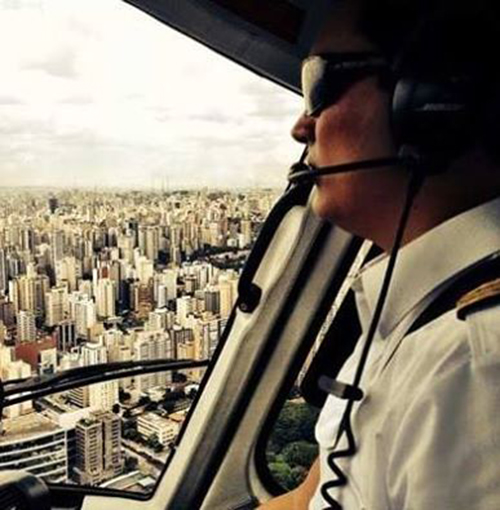 	Foto feita pela mulher de Thomaz mostra o rapaz pilotando um helicóptero