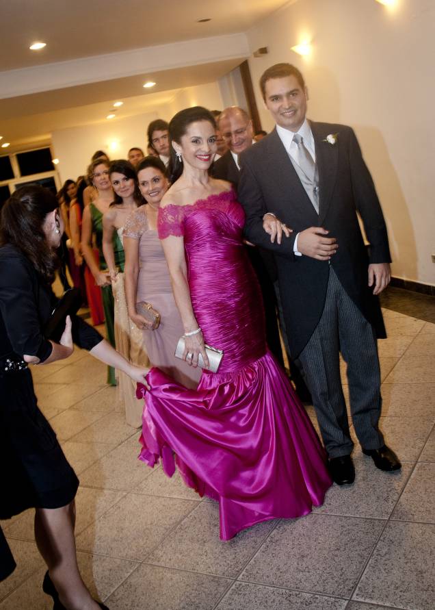 	Lu Alckmin acompanha o filho mais novo, Thomaz, no dia de seu casamento