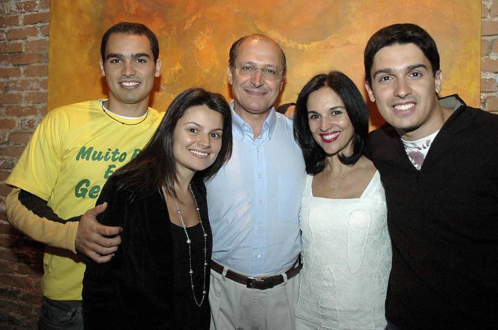 Thomaz (à esquerda) com a família: ele deixa uma filha