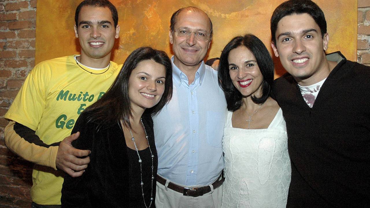 Thomaz (à esquerda) com a família: ele deixa uma filha