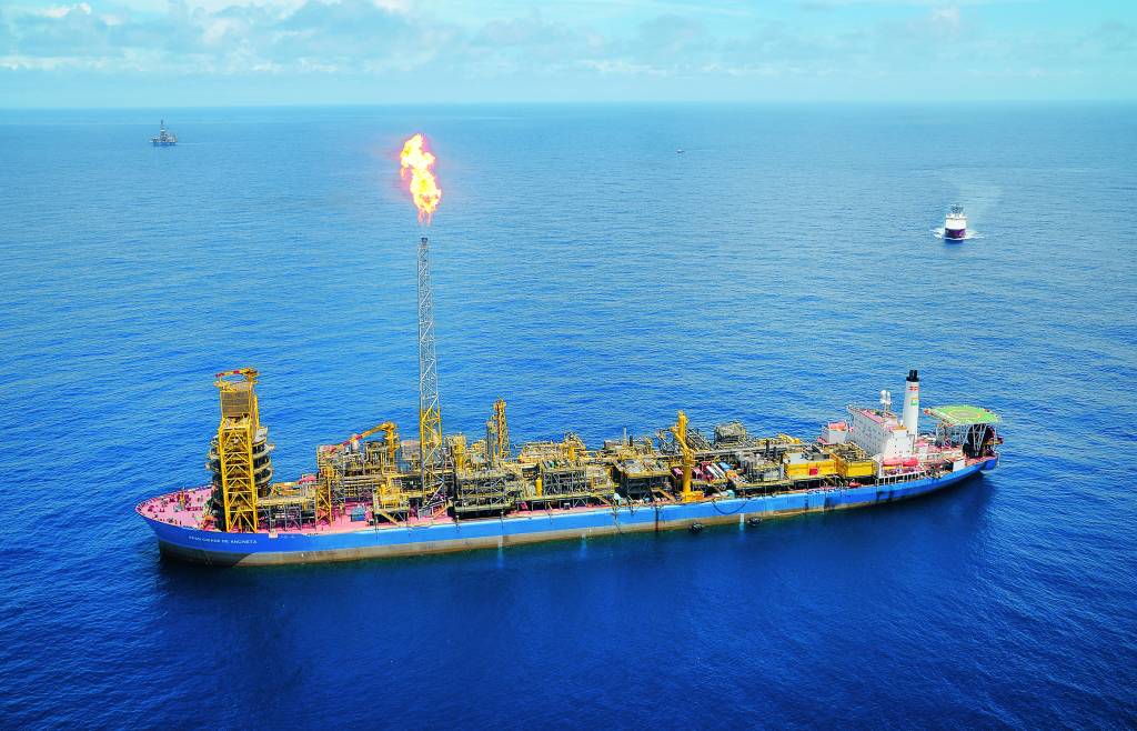 A imagem mostra uma plataforma da Petrobras em meio ao mar.