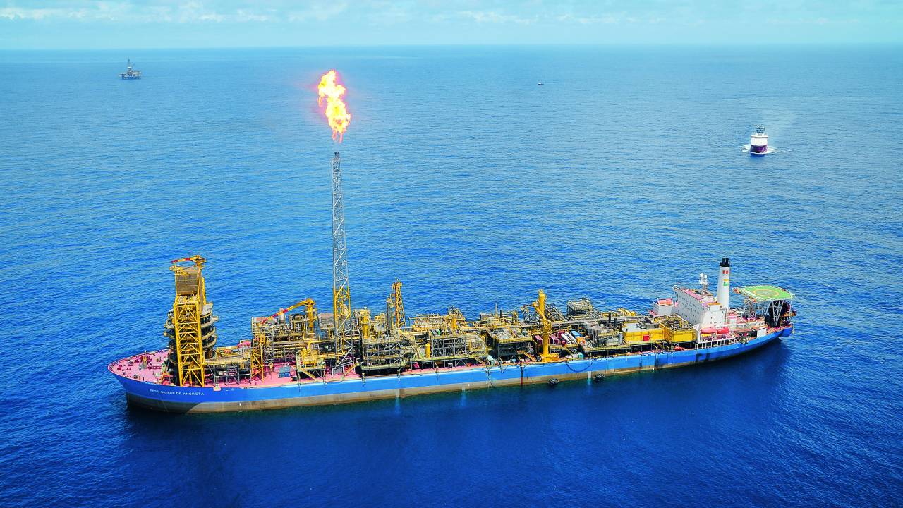 A imagem mostra uma plataforma da Petrobras em meio ao mar.