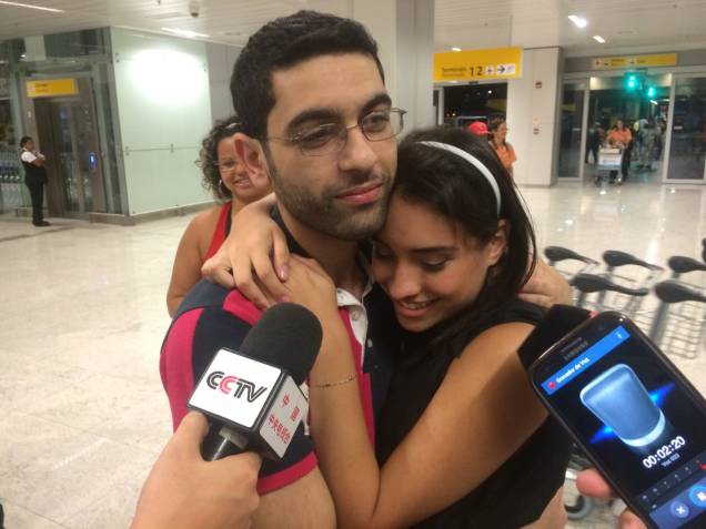Familiares receberam os passageiros na noite desta segunda (30) em Guarulhos