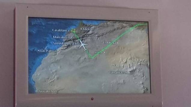 O telão do avião mostra o desvio da rota para o Marrocos, após sair da Turquia para São Paulo
