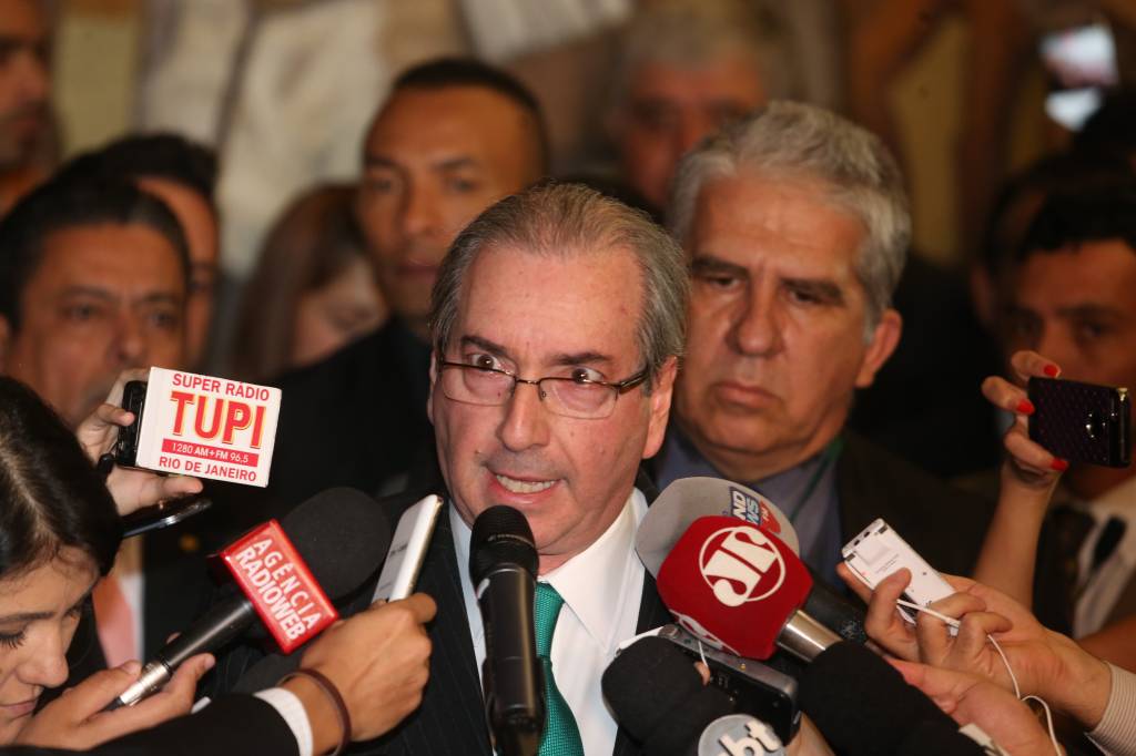 Com voz embargada, Cunha renuncia à presidência da Câmara dos Deputados