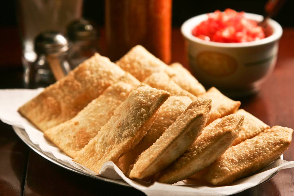 Boas porções de pastel para acompanhar o chope