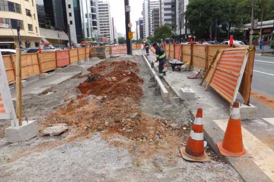 Obra na Avenida Paulista no trecho perto da Avenida Brigadeiro Luis Antonio Obra na Avenida Paulista no trecho perto da Avenida Brigadeiro Luis Antonio