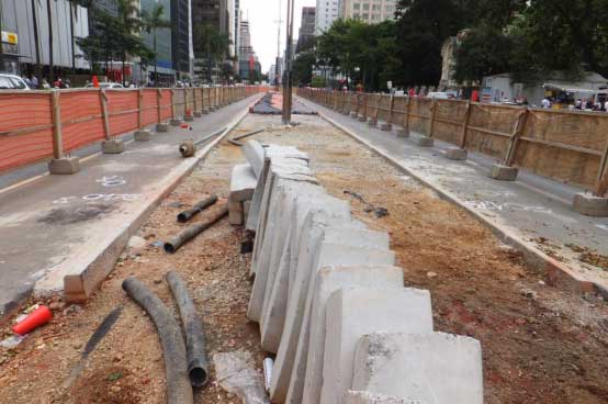 Obra da ciclovia na Avenida Paulista perto da Rua Padre João Manoel