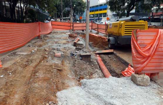 Obras da ciclovia na calçada da Avenida Bernardino de Campos, na pista sentido Paraíso, perto da Rua Treze de Maio