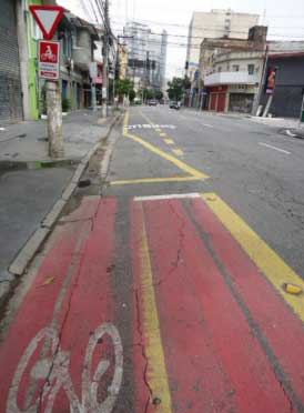 Ciclofaixa na Rua dos Pinheiros interrompida por causa do ponto de ônibus