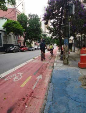 Pista da ciclofaixa na Rua Artur de Azevedo, perto da Rua Mourato Coelho