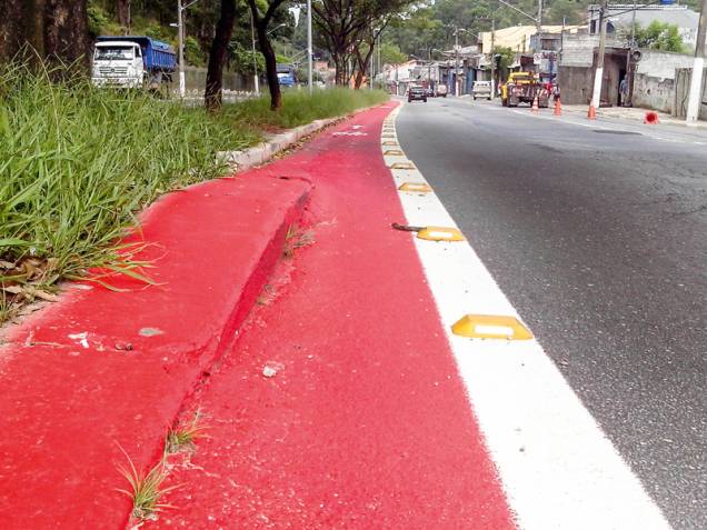 Avenida Afonso de Sampaio e Sousa, em Itaquera: degrau inusitado