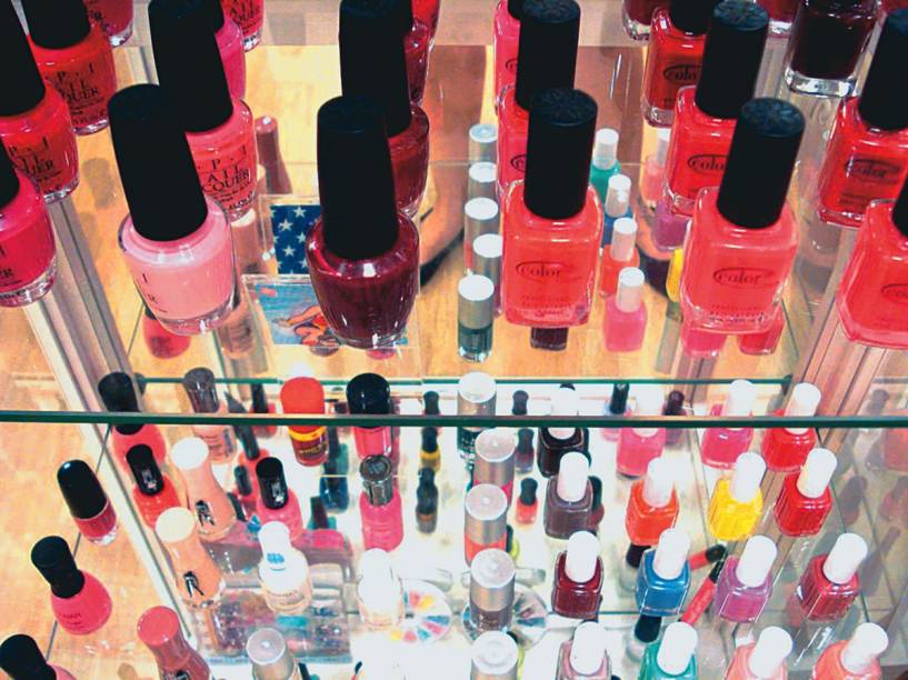 As prateleiras da Lilac Nails: loja com serviço de manicure
