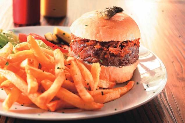 Piggie burger: bife coberto de costelinha de porco desfiada com fritas