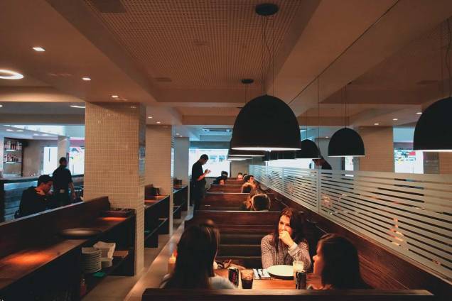 Salão do 210 Diner: o restaurante americano tem jeitão de lanchonete