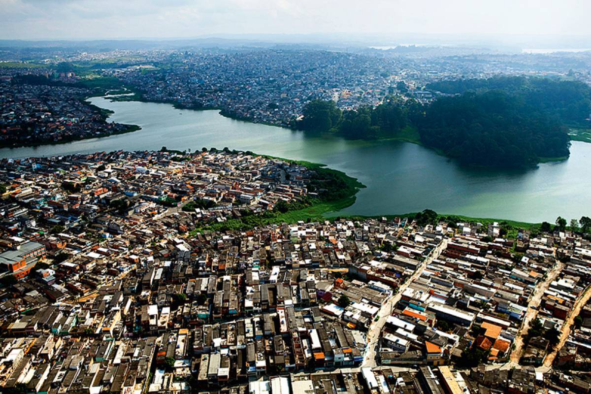 População de São Paulo abraça represa Guarapiranga em mobilização