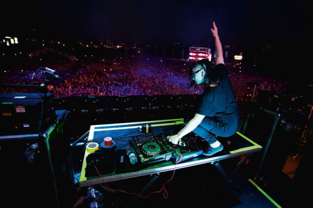 O DJ Skrillex: festa eletrônica no evento do circuito