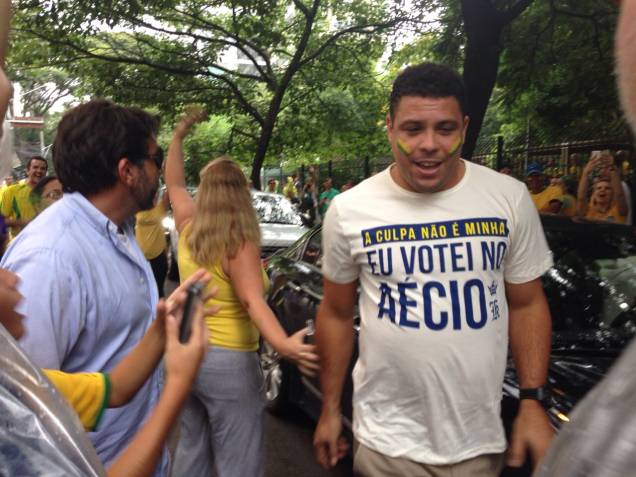 Ex-jogador Ronaldo na Avenida Paulista: camiseta provocativa