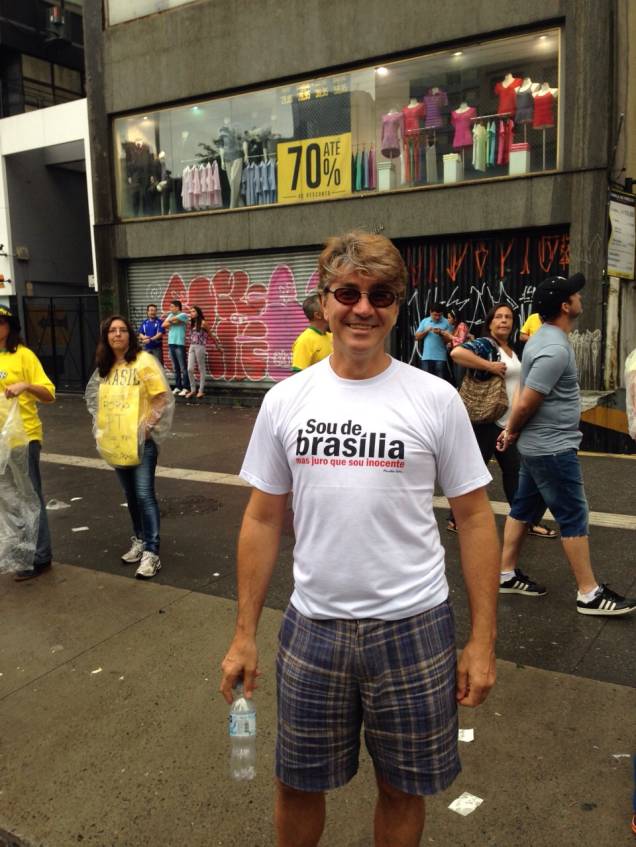 Manifestante veste camiseta contra a corrupção no Planalto