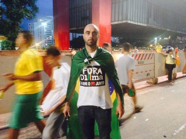 Manifestante usa bandeira do Brasil como capa e camiseta "Fora, Dilma"