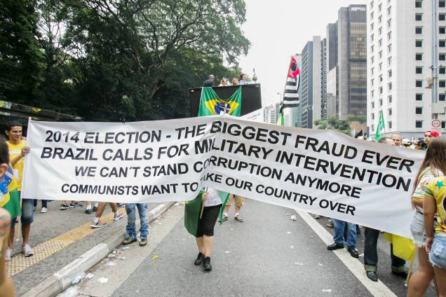 Em tradução livre: "Eleições de 2014: a maior fraude de todos os tempos. O Brasil pede intervenção militar. Não podemos suportar mais corrupção. Os comunistas querem tomar o nosso país"