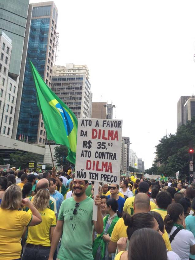 Ato a favor da Dilma: R$ 35,00; ato contra a Dilma: não tem preço
