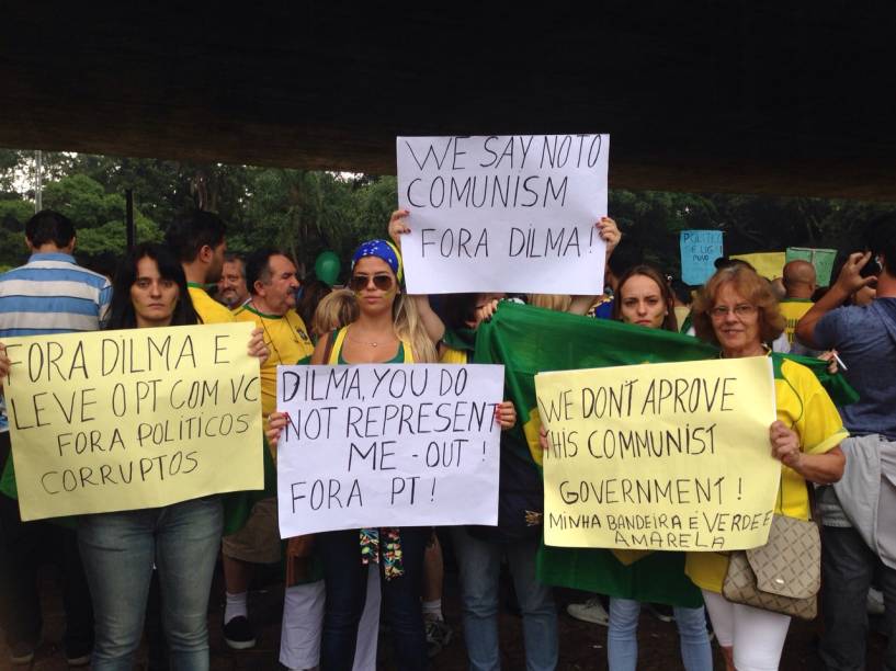 Dilma, você não me representa" e "Não ao comunismo"
