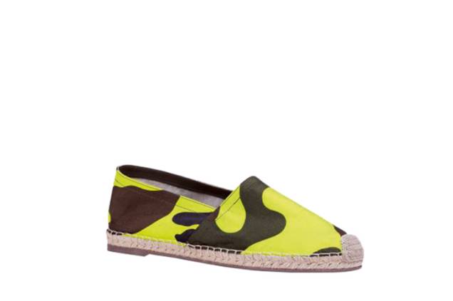 Camuflagem em tons neon. R$ 1 560,00. Valentino, Shopping CidadeJardim, tel.: 3274-6090, www.valentino.com.br. Camuflagem em tons neon. R$ 1 560,00. Valentino, Shopping CidadeJardim, tel.: 3274-6090, www.valentino.com.br.