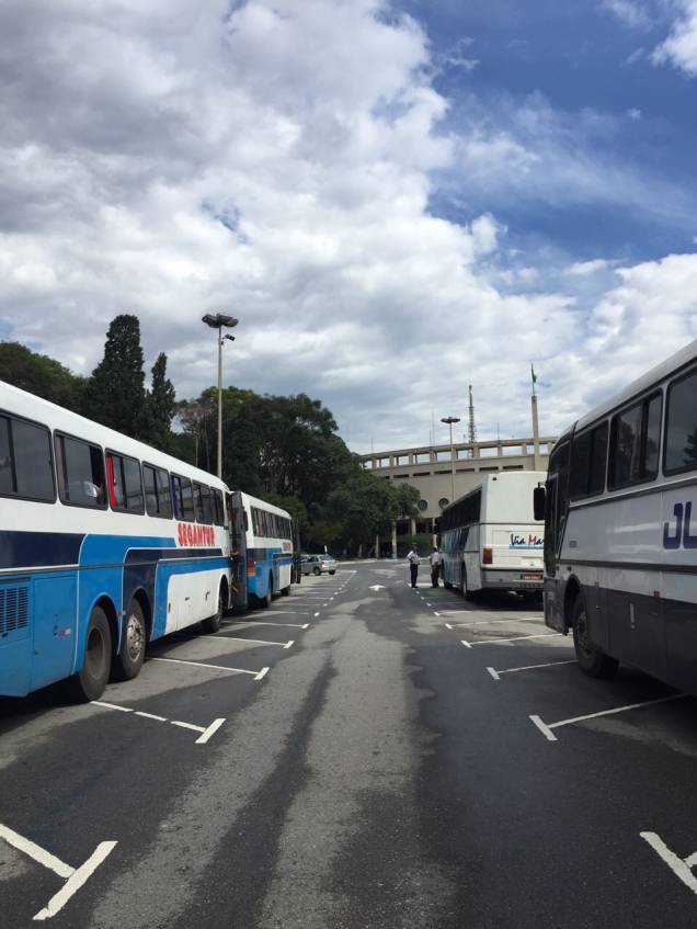 Pelo menos sete ônibus com ativistas da CUT estacionaram na Praça Charles Miller