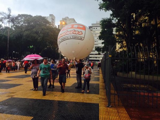 CUT pagou 35 reais para manifestantes segurarem balões durante o protesto