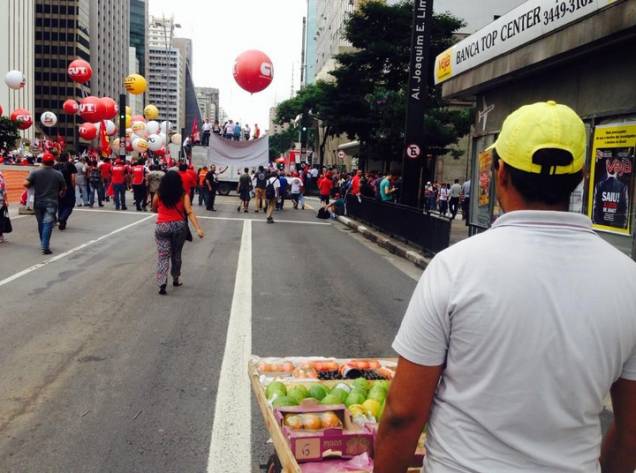 Outro ambulante aproveitou o começo do protesto para vender frutas