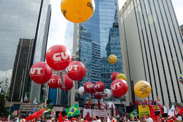 Balões da CUT durante a manifestação nesta sexta