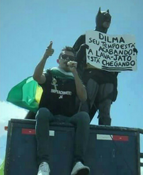 "Menino do Jô" participa de manifestação contra o governo em Brasília