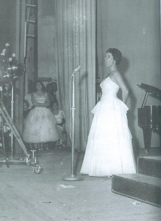 Apresentação no Prêmio Roquete Pinto de 1960; na coxia, à esquerda, a cantora iniciante Hebe Camargo