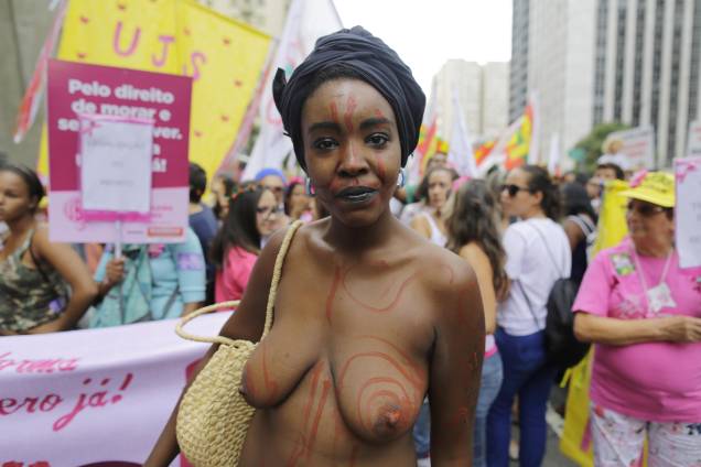 Mulheres reivindicam igualdade social, fim do machismo e legalização do aborto Mulheres reivindicam igualdade social, fim do machismo e legalização do aborto
