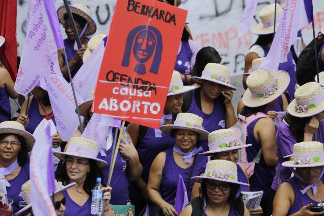 	Mulheres realizam protesto na Avenida Paulista marcando o Dia Internacional da Mulher durante a manhã deste domingo