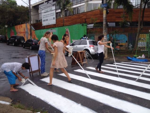 Moradores se organizaram para pintar a faixa por conta própria