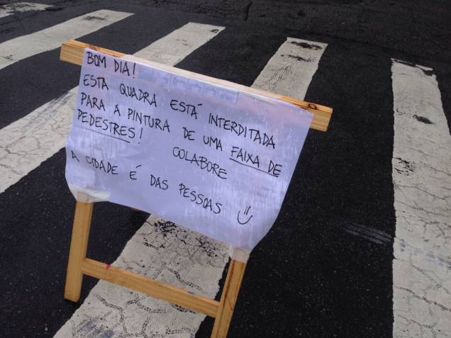 Placa informava o fechamento da Rua Pascoal Vita, na Vila Madalena