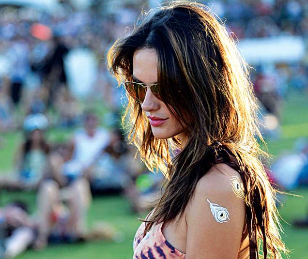 	A modelo Alessandra Ambrósio exibe tatuagem de pena prateada no ombro