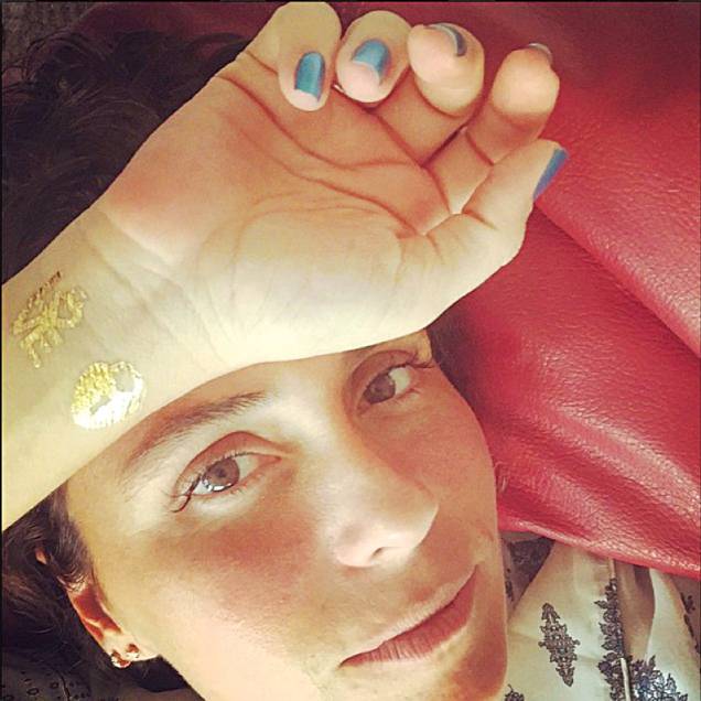 	A atriz Giovanna Antonelli usa as tatuagens douradas para decorar os pulsos