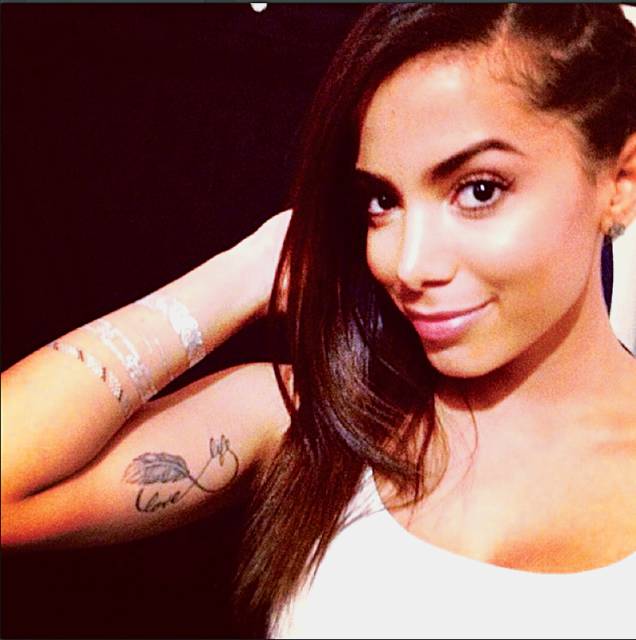 	A cantora Anitta mostra braceletes tatuados no antebraço