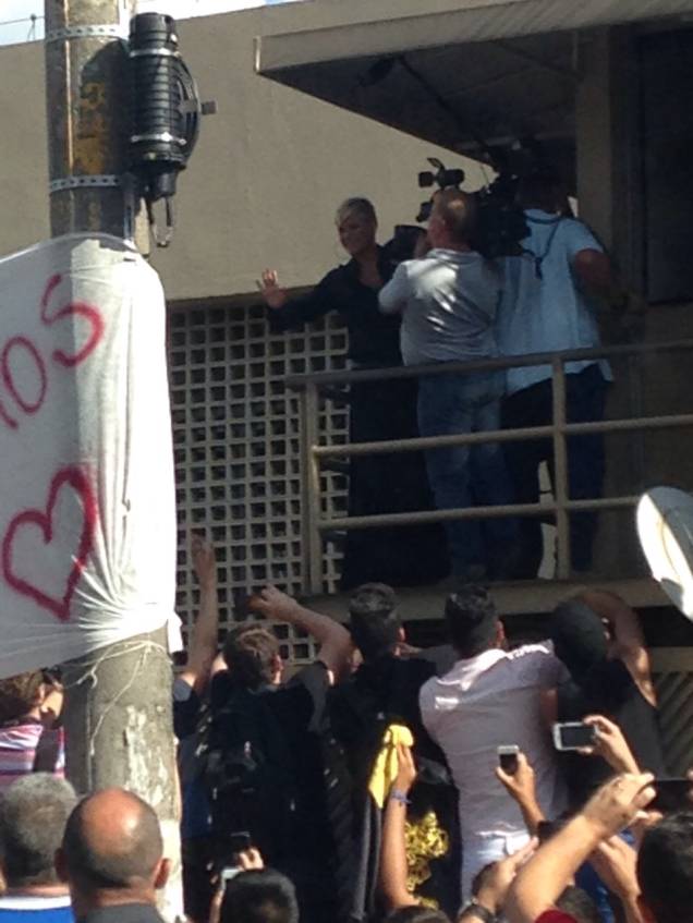 A apresentadora apareceu na sacada da Rua da Várzea para pedir calma aos fãs A apresentadora apareceu na sacada da Rua da Várzea para pedir calma aos fãs