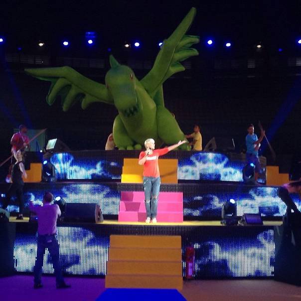 Xuxa durante ensaio geral do espet&aacute;culo beneficente <em>A Magia do Natal</em>