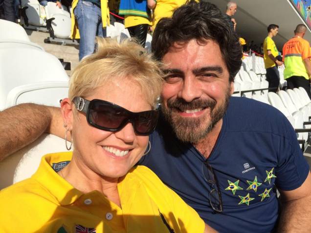 Xuxa e o namorado, Juno, durante jogo do Brasil no Itaquerão, na Copa do Mundo