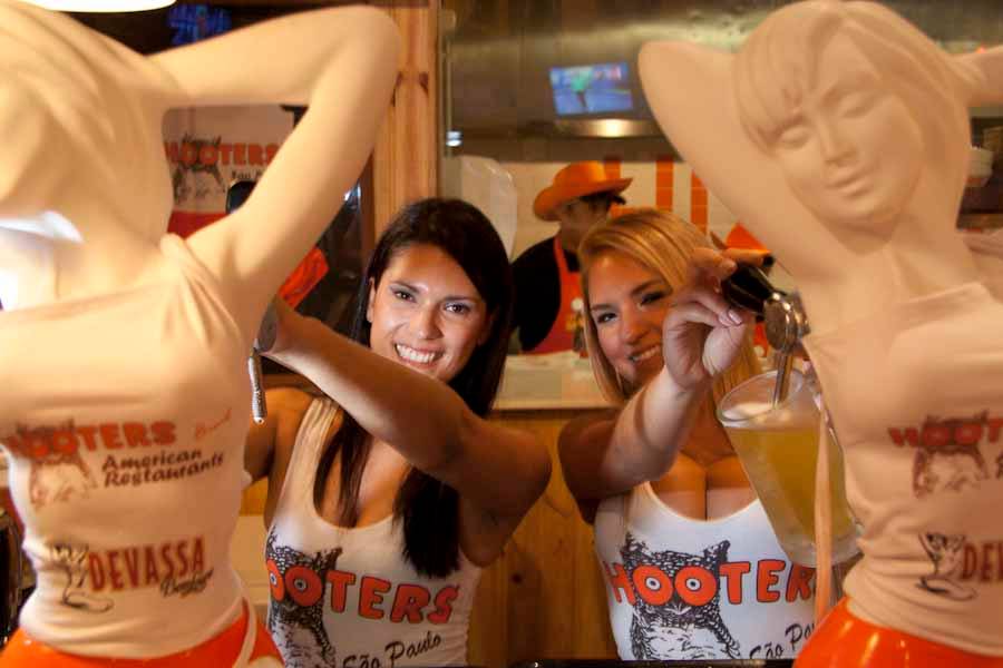 As gar&ccedil;onetes do Hooters