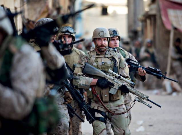 Sniper Americano: Bradley Cooper (de barba) no papel de Chris Kyle, 160 mortes confirmadas