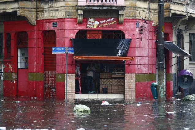 Chuva provoca alagamento da Rua Dr. Carvalho de Mendonça com Rua Adolfo Gordo, na região central