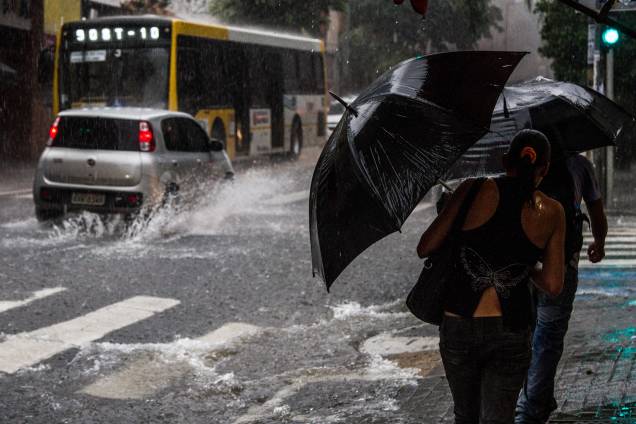 Pedestres se protegem da chuva na Rua Augusta, na região central, nesta quarta-feira (25) Pedestres se protegem da chuva na Rua Augusta, na região central, nesta quarta-feira (25)